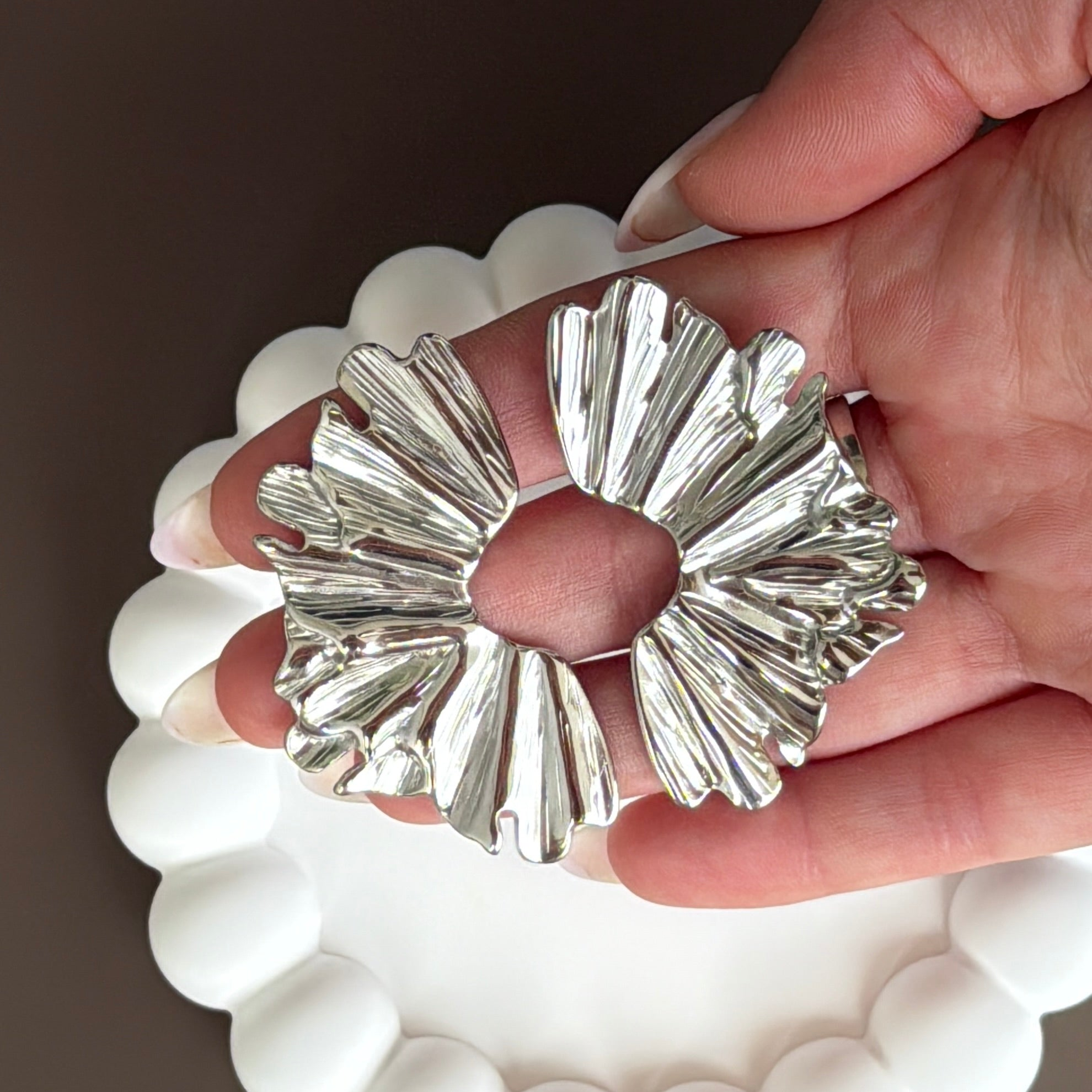 Orecchini Ventaglio in acciaio inox Galia Jewels dal design moderno indossati su mano