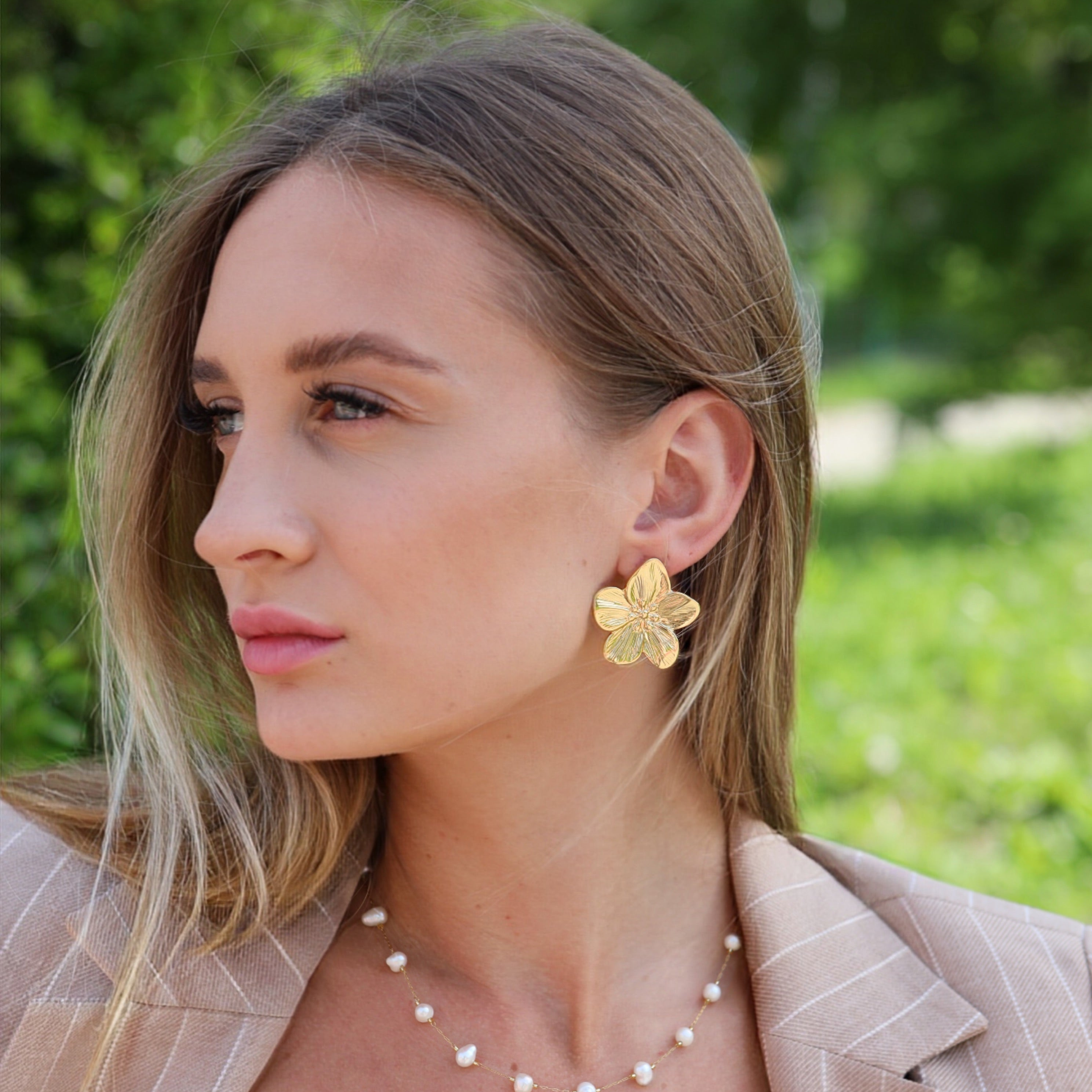 Orecchini Flower in acciaio inox Galia Jewels con design floreale indossati su modella