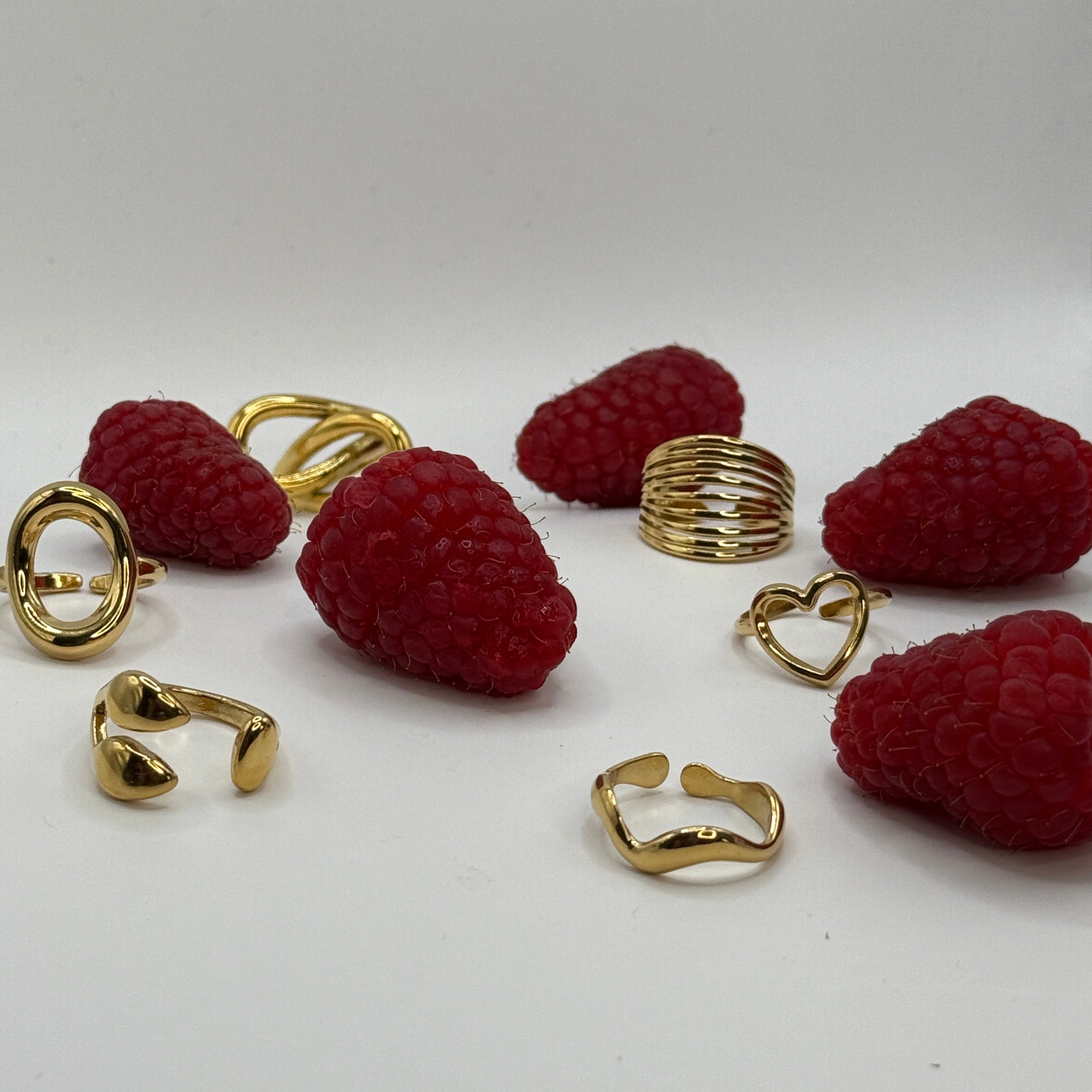 Anello Onda regolabile in acciaio inox Galia Jewels indossato su mano