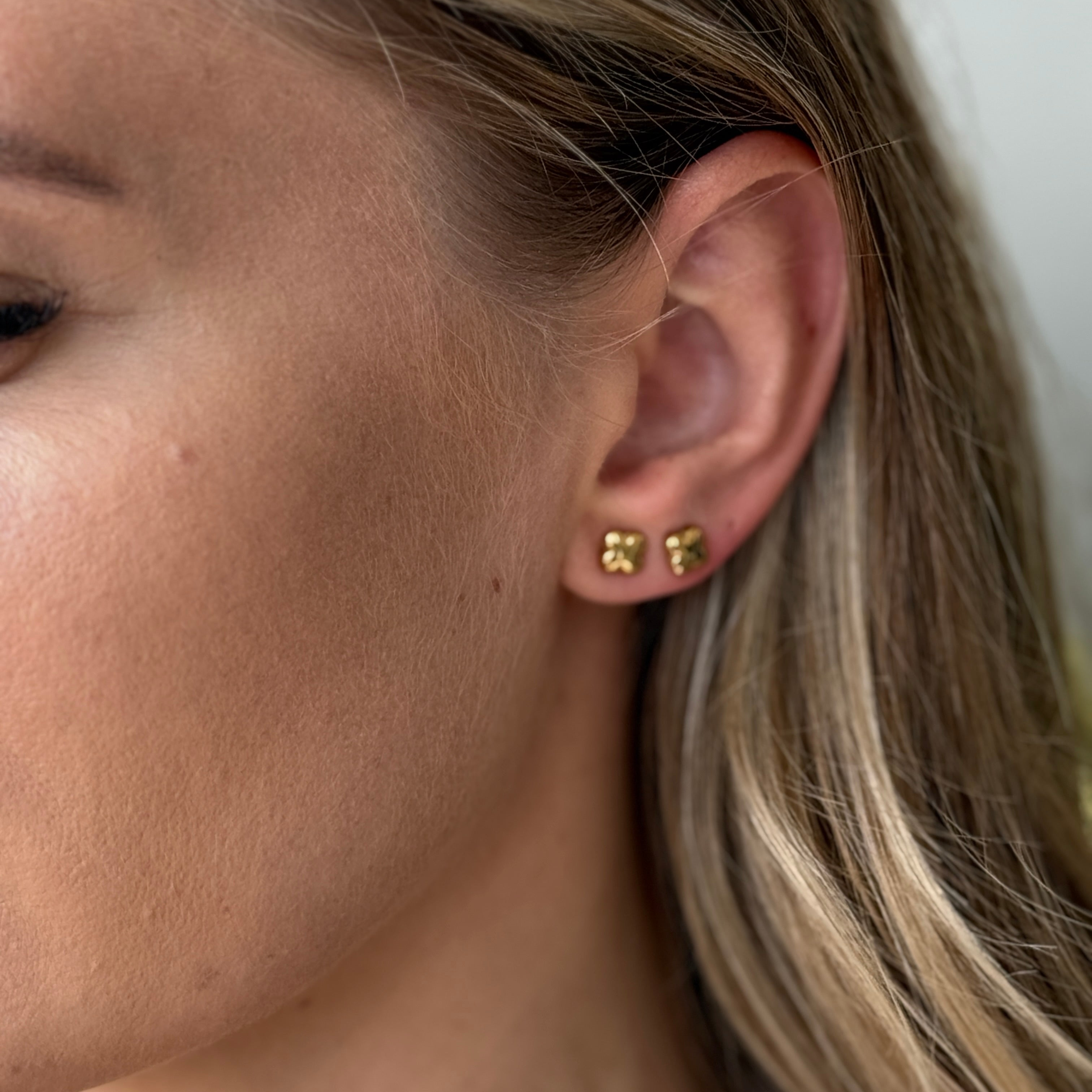 Completo collana e orecchini Quadrifoglio in acciaio inox Galia Jewels indossato su modella