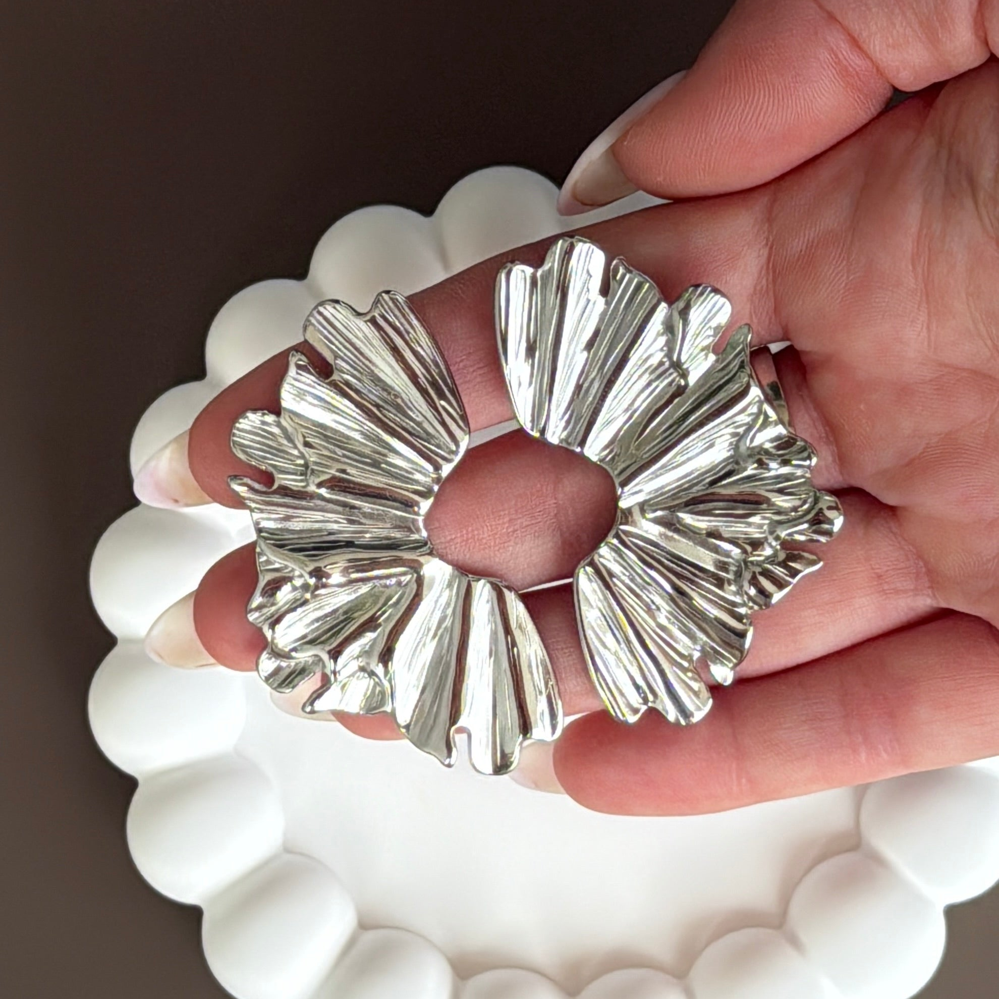 Orecchini Ventaglio in acciaio inox Galia Jewels dal design moderno indossati su mano