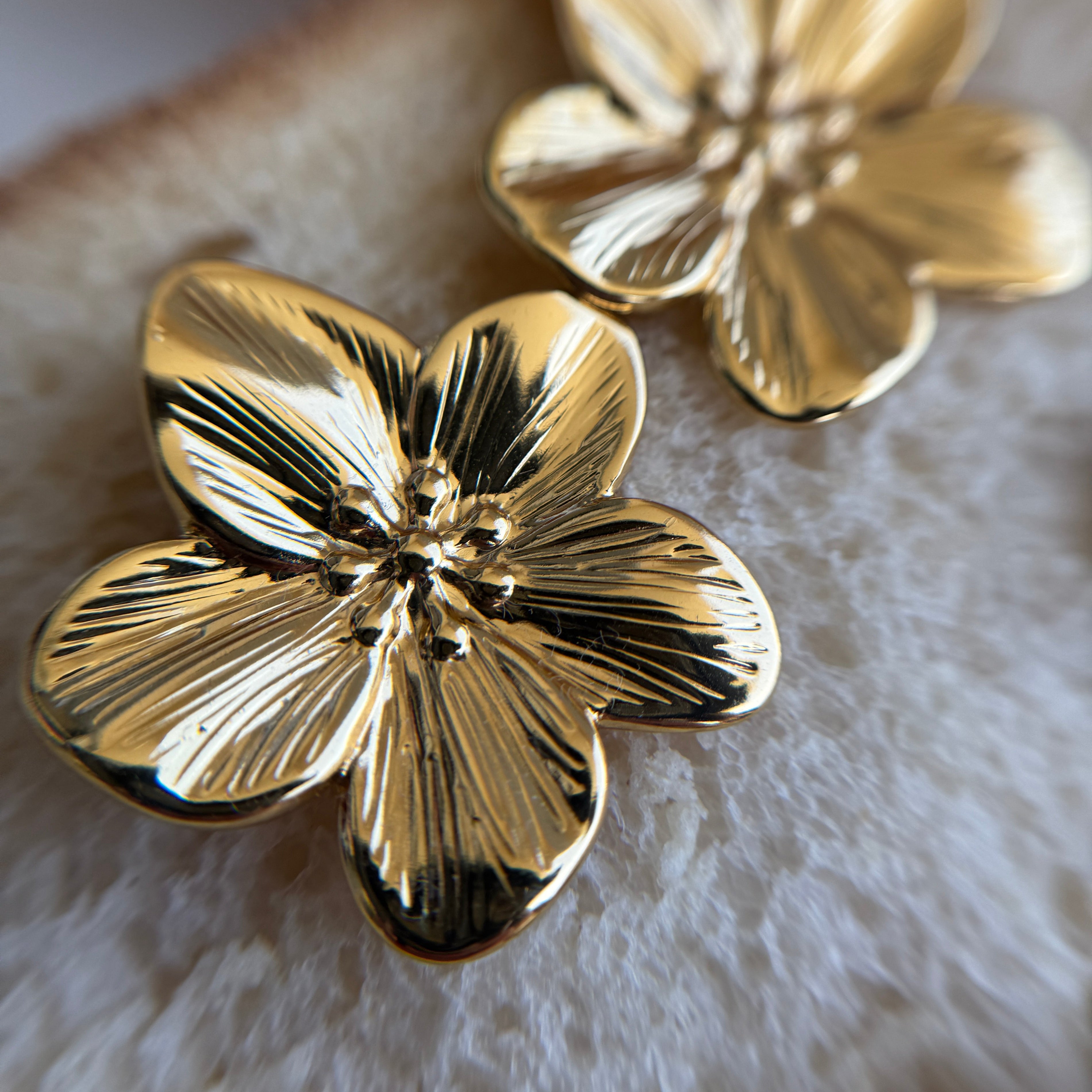 Orecchini Flower in acciaio inox Galia Jewels con design floreale indossati su modella