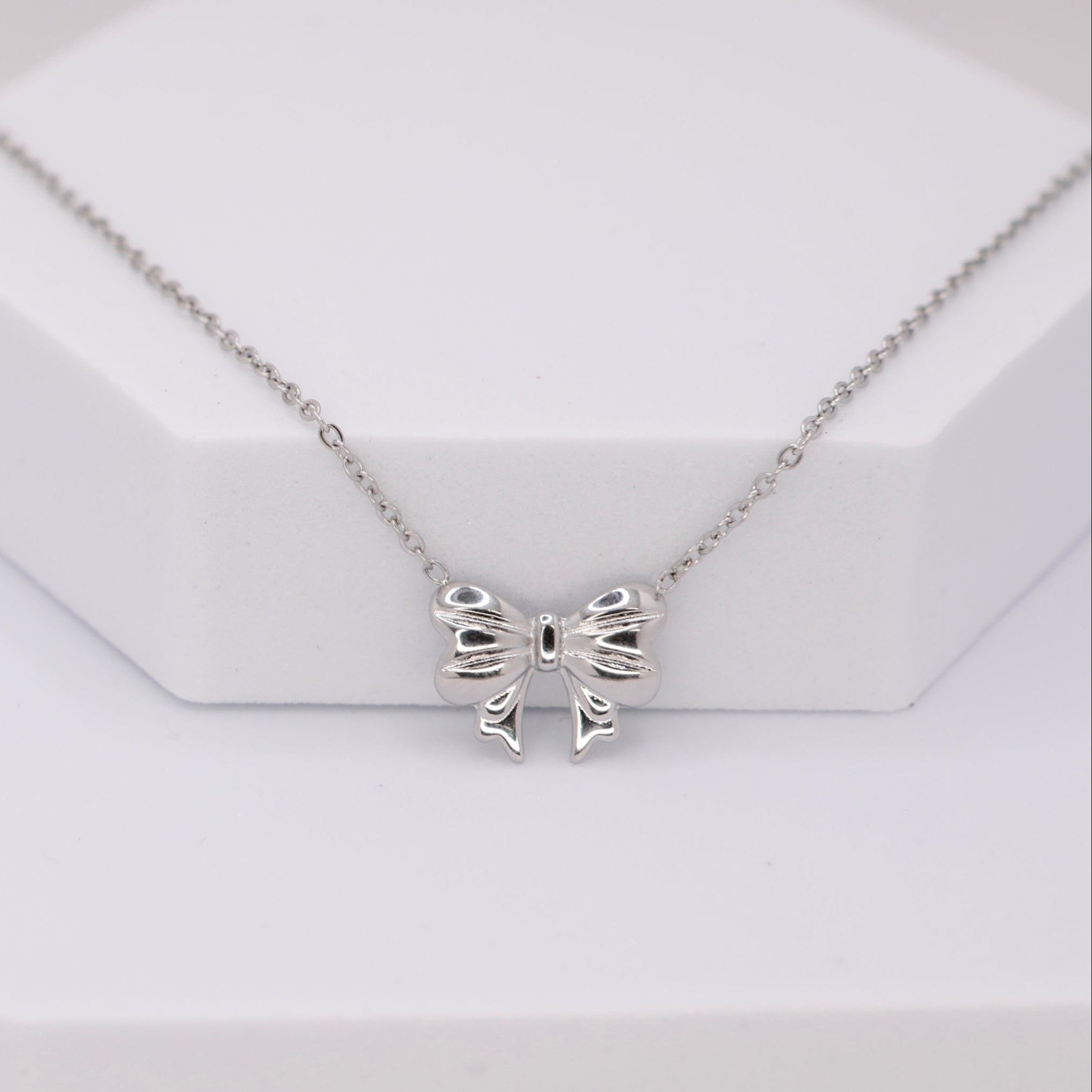 Collana Fiocco in acciaio inox Galia Jewels con pendente fiocco indossata su modella