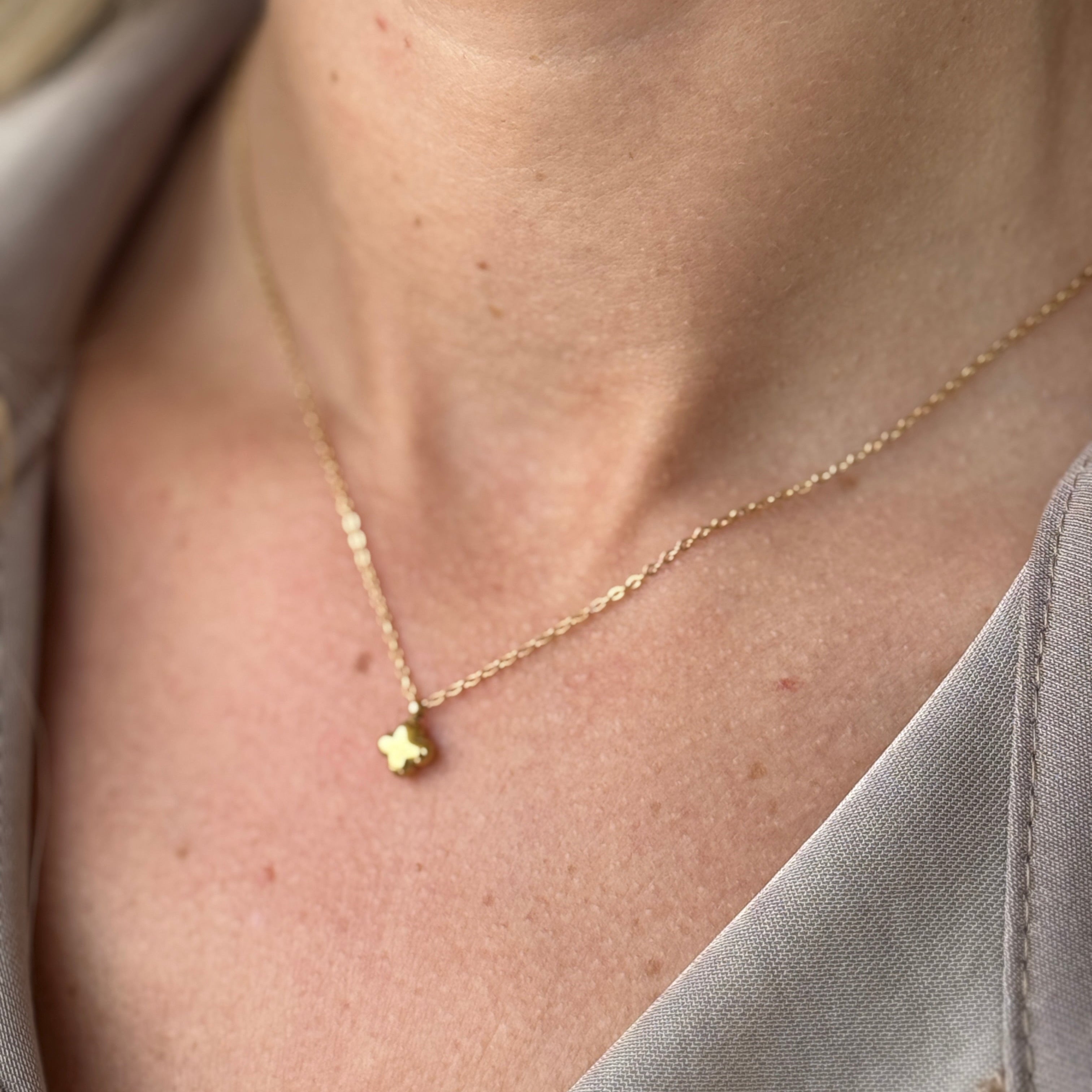 Completo collana e orecchini Quadrifoglio in acciaio inox Galia Jewels indossato su modella