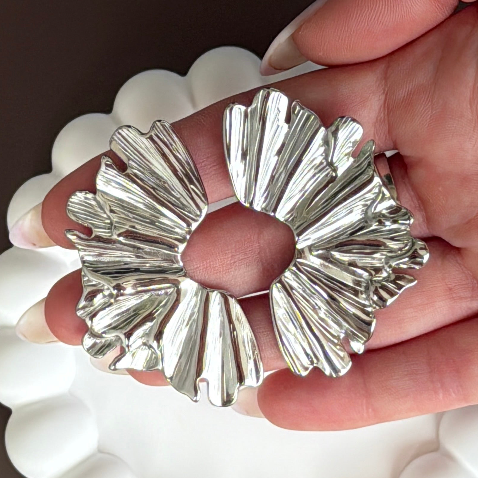 Orecchini Ventaglio in acciaio inox Galia Jewels dal design moderno indossati su mano