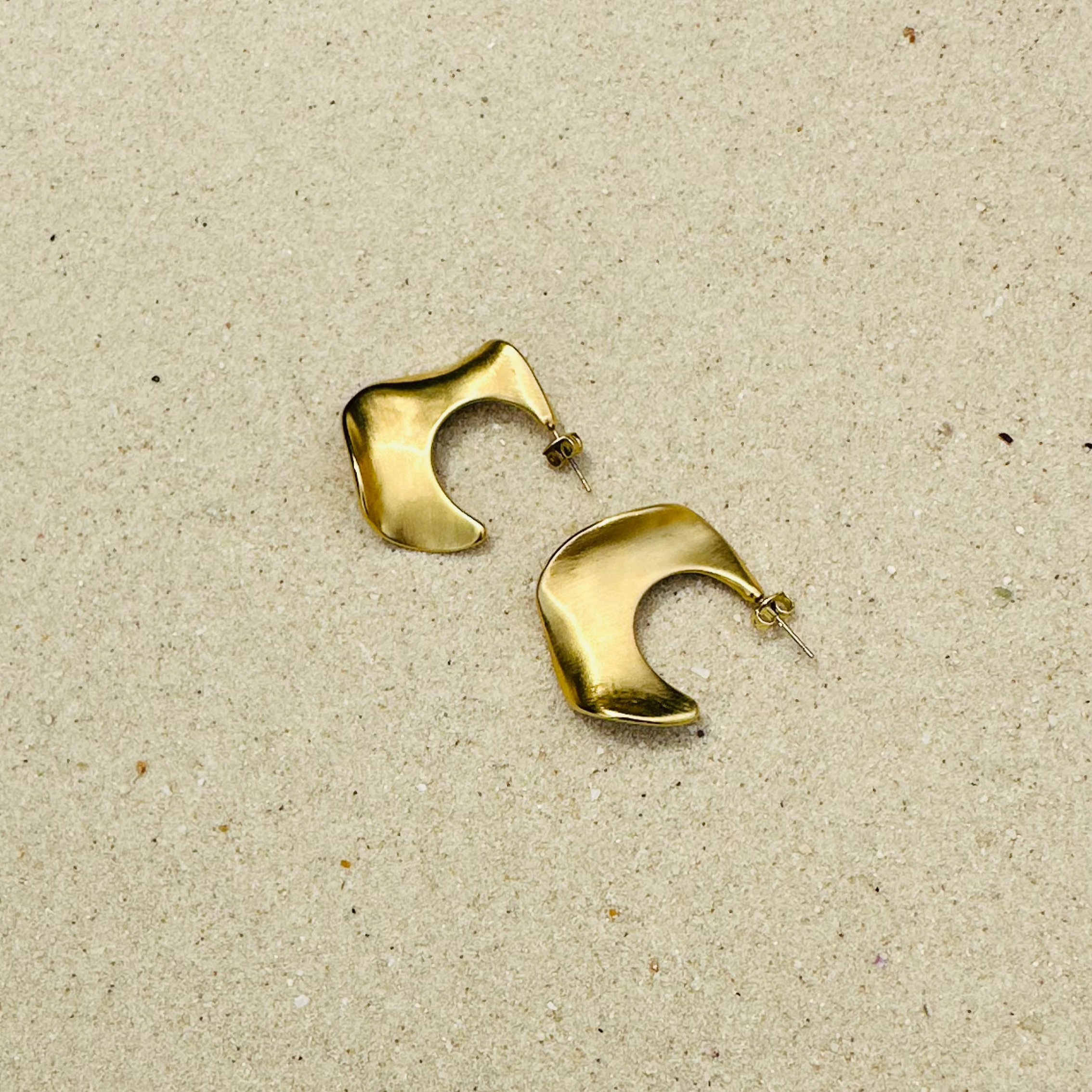 Orecchini Elegant Vibes in acciaio inox satinato Galia Jewels indossati su modella