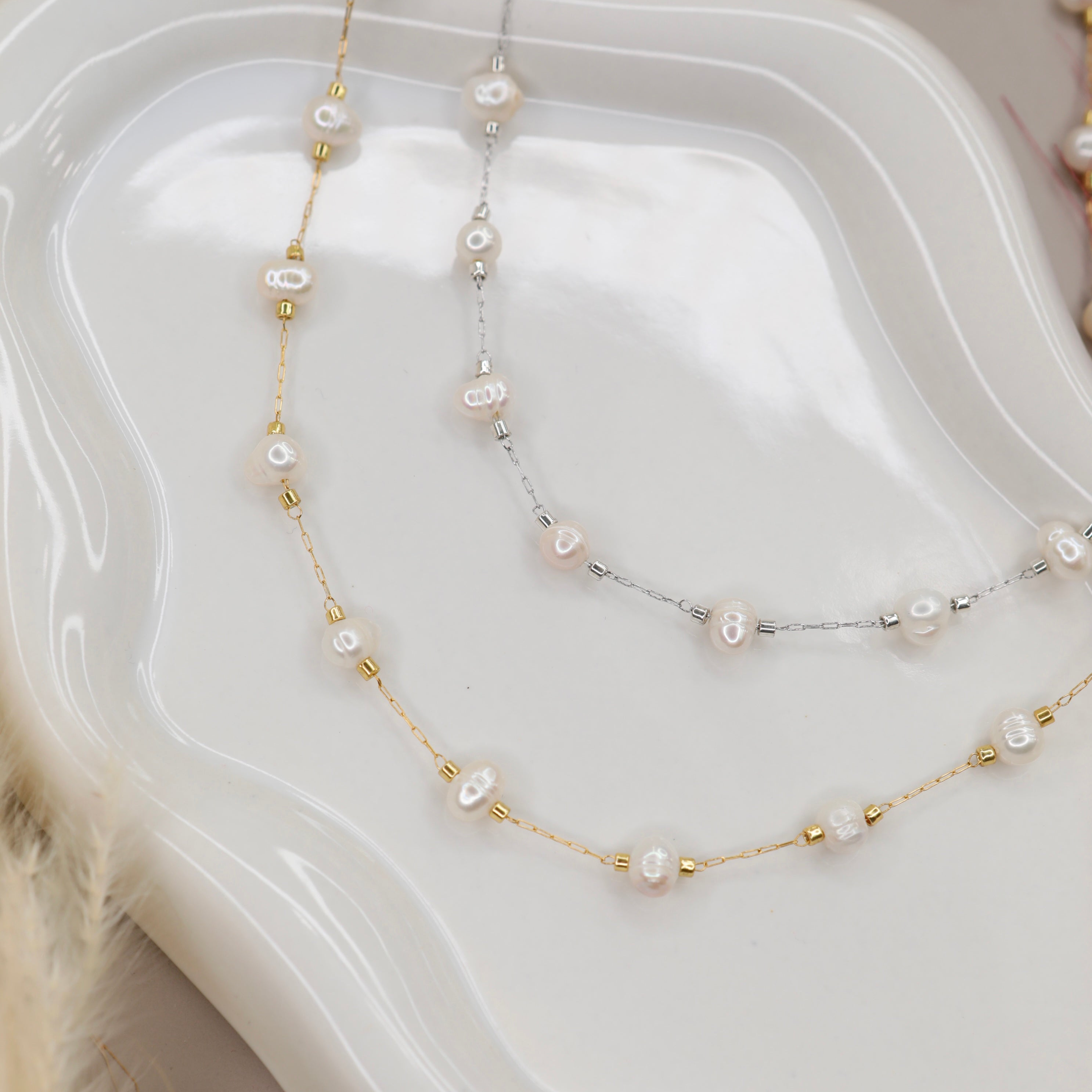 Collana GALIA in acciaio inox con perle d’acqua dolce autentiche Galia Jewels indossata su modella