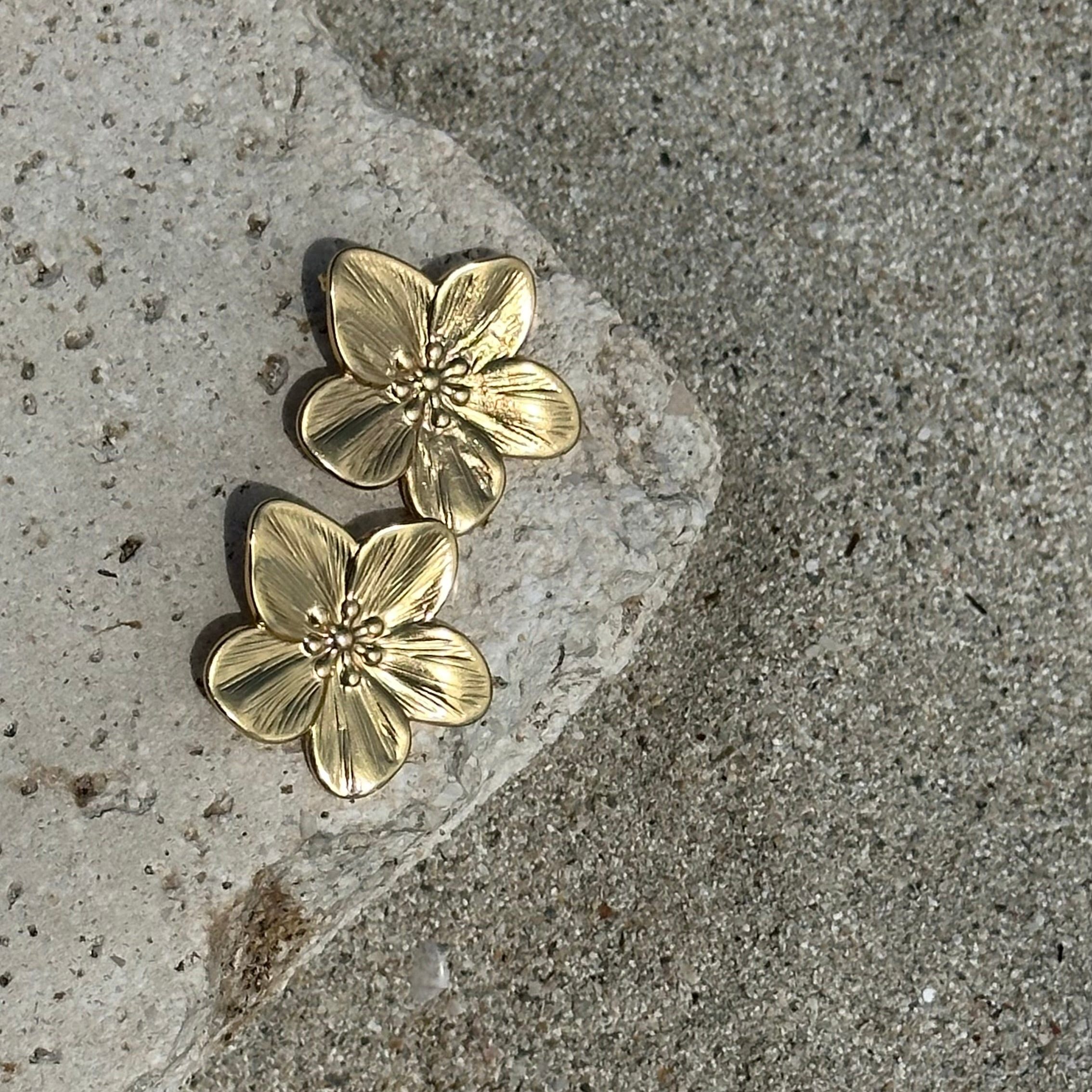 Orecchini Flower in acciaio inox Galia Jewels con design floreale indossati su modella