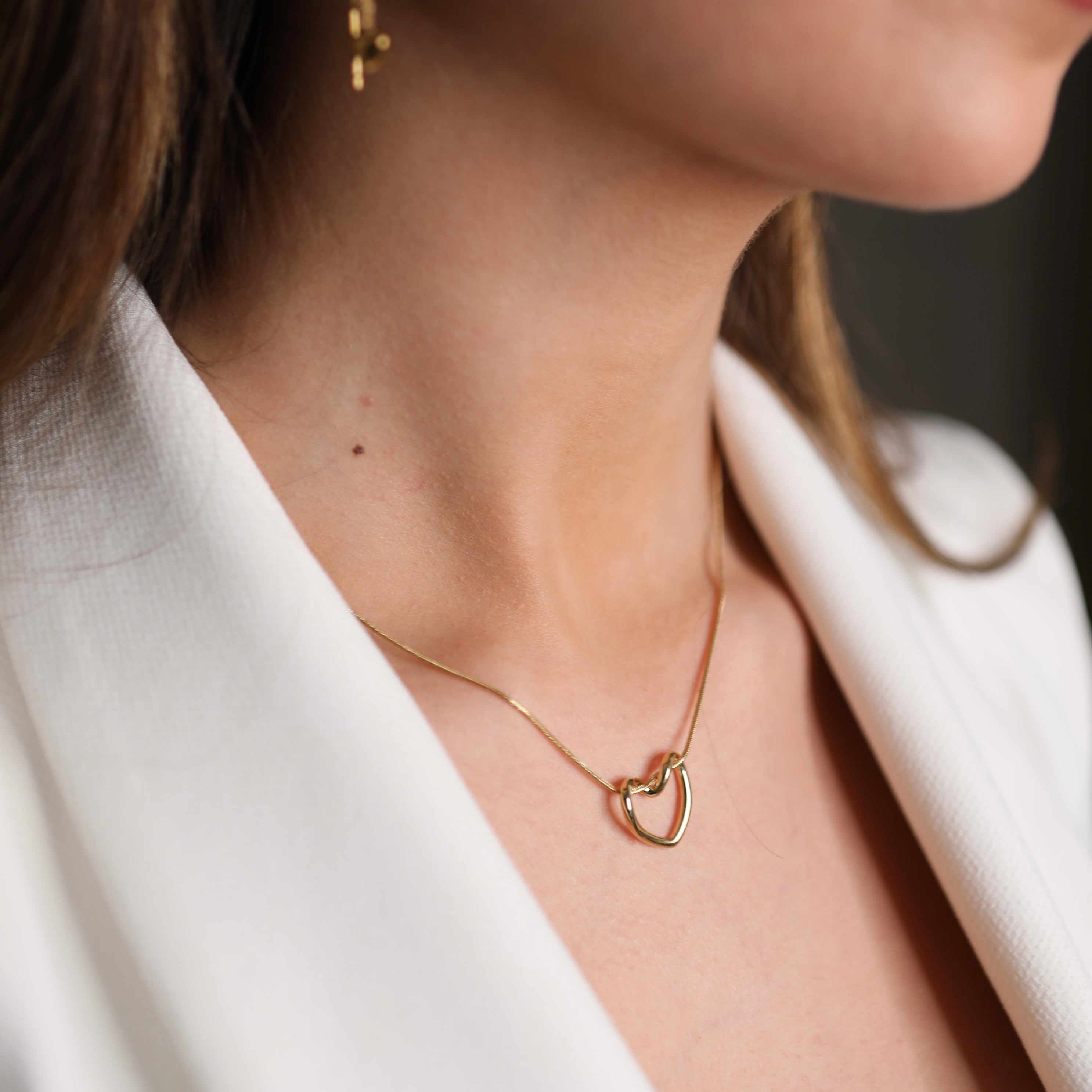 Collana Cuore in acciaio inox Galia Jewels con pendente a cuore indossata su modella