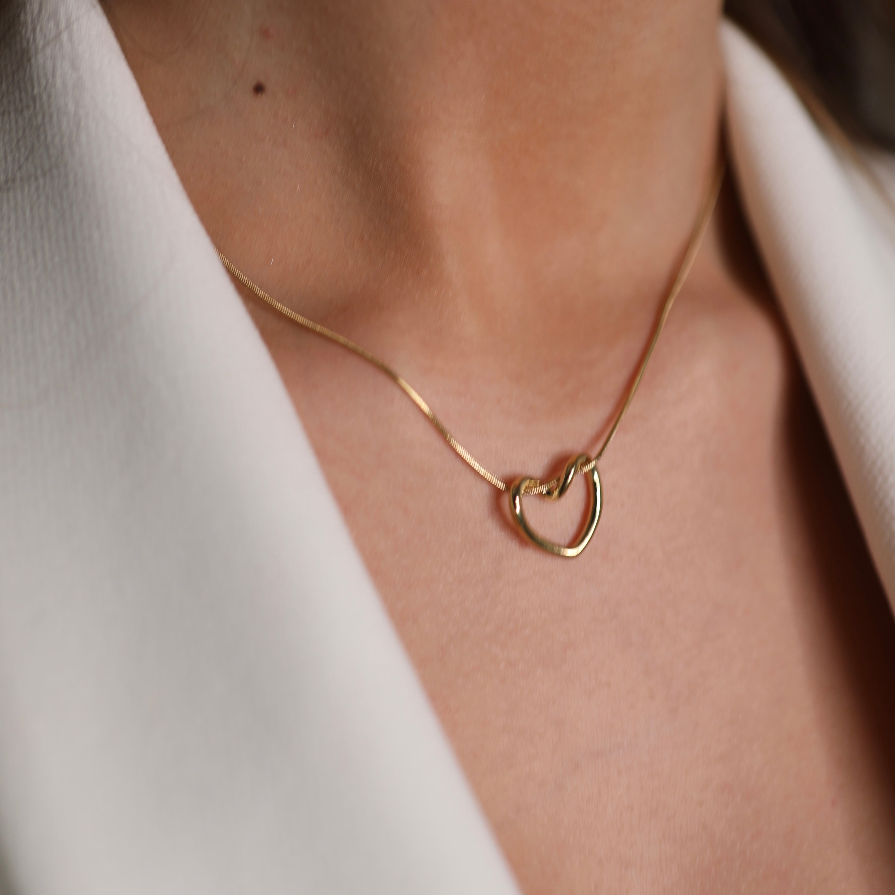 Collana Cuore in acciaio inox Galia Jewels con pendente a cuore indossata su modella
