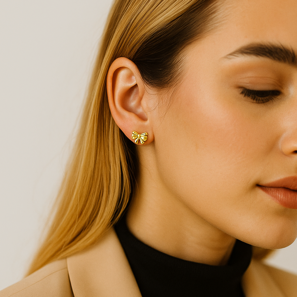 Completo collana e orecchini Fiocco in acciaio inox Galia Jewels indossato su modella