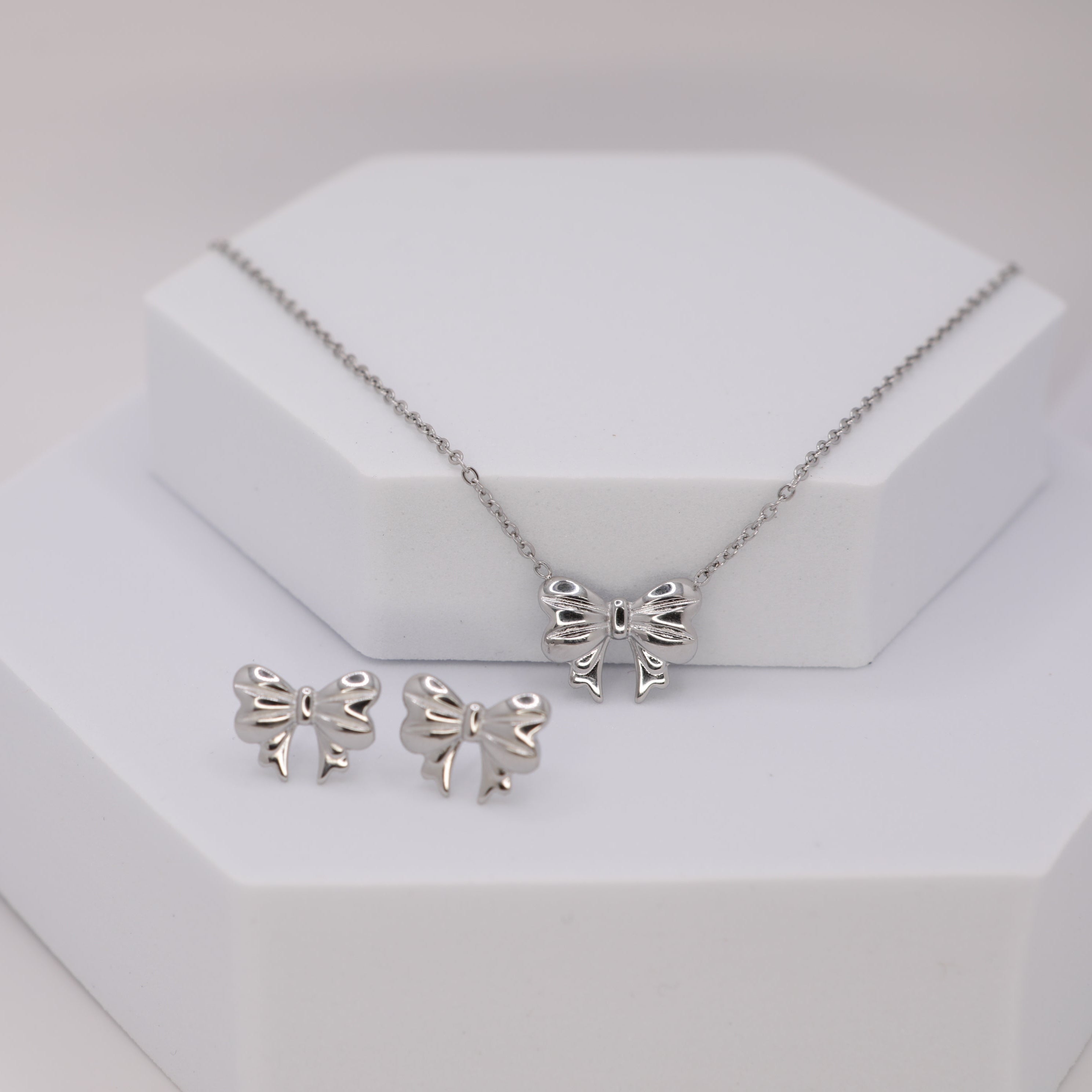 Completo collana e orecchini Fiocco in acciaio inox Galia Jewels indossato su modella