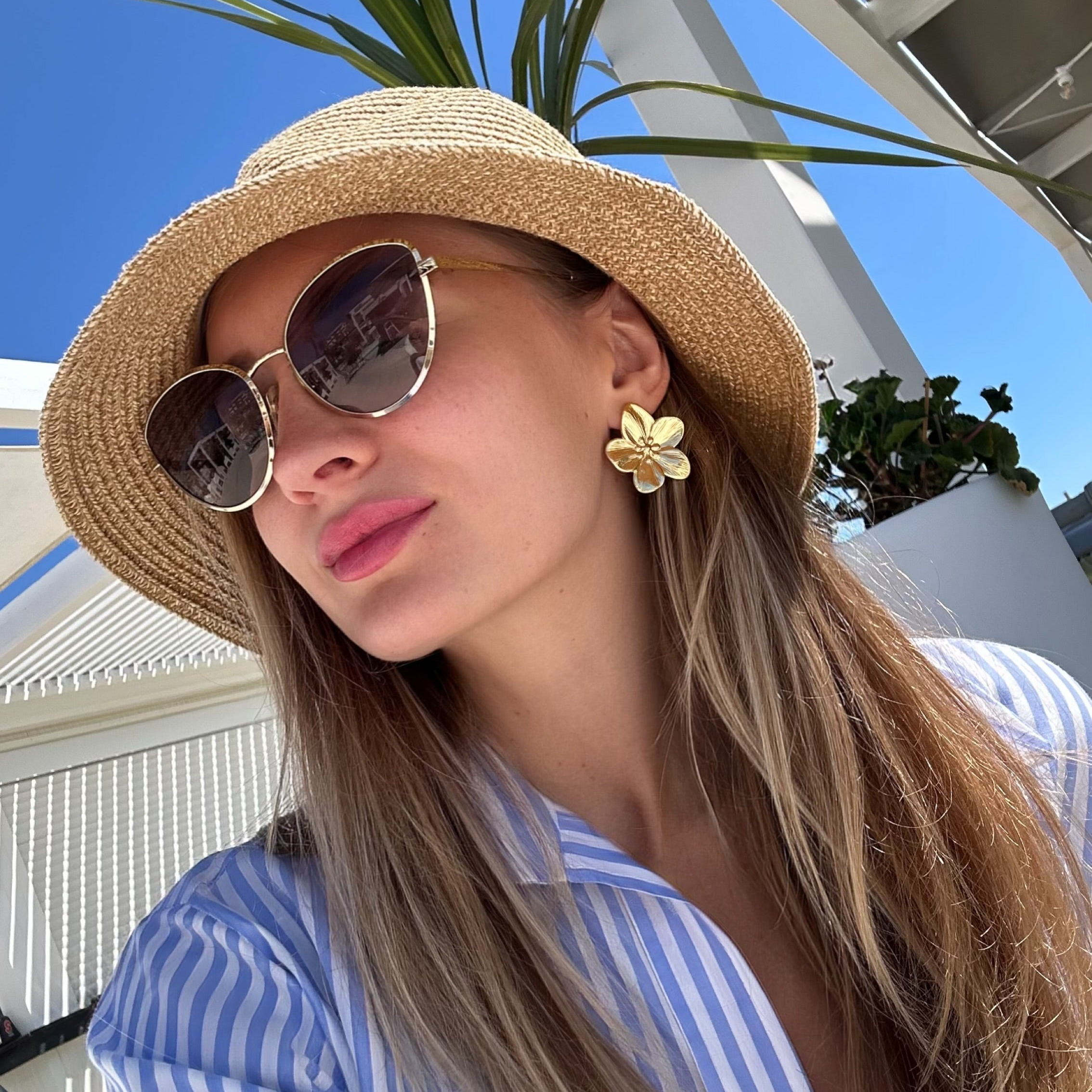 Orecchini Flower in acciaio inox Galia Jewels con design floreale indossati su modella