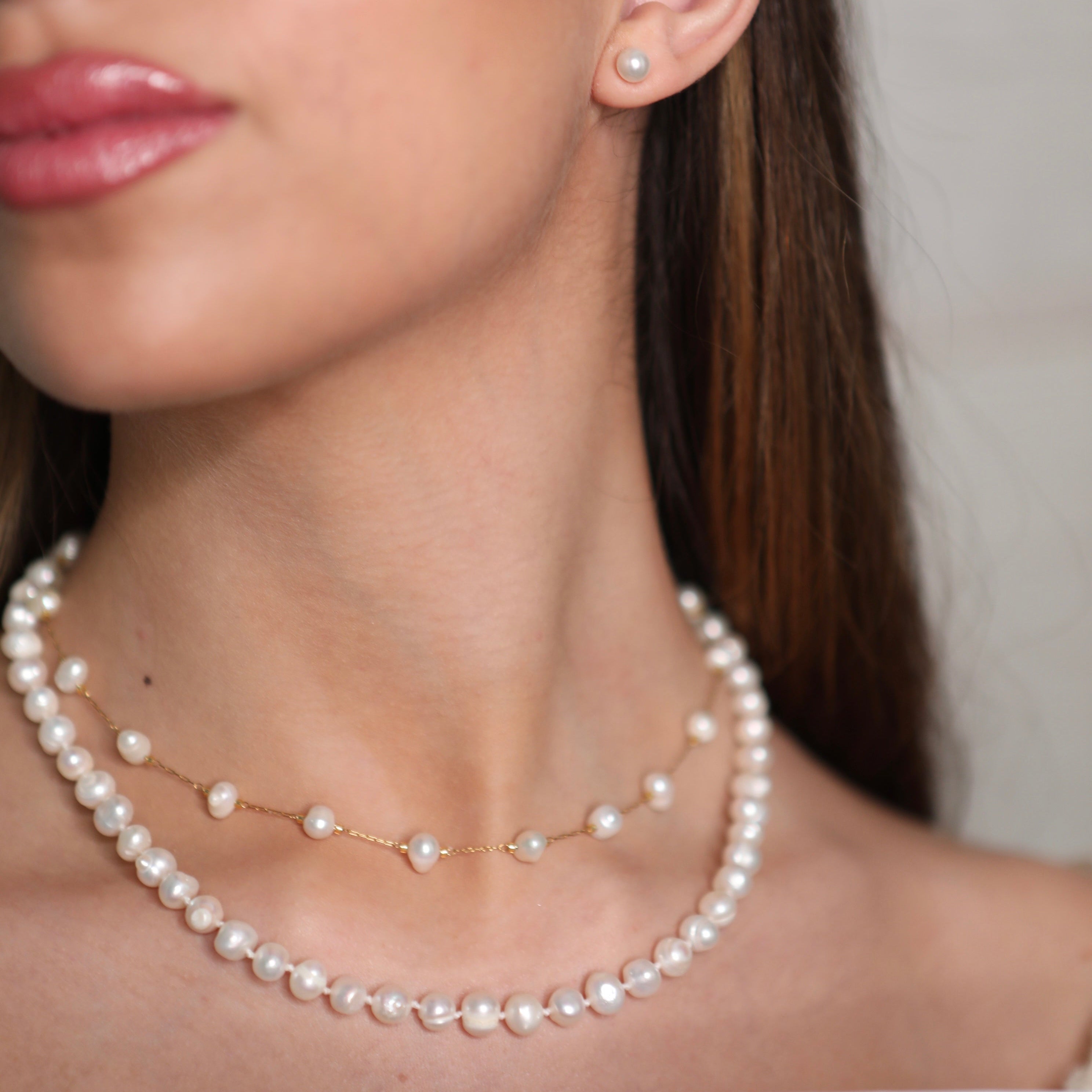 Collana GALIA in acciaio inox con perle d’acqua dolce autentiche Galia Jewels indossata su modella