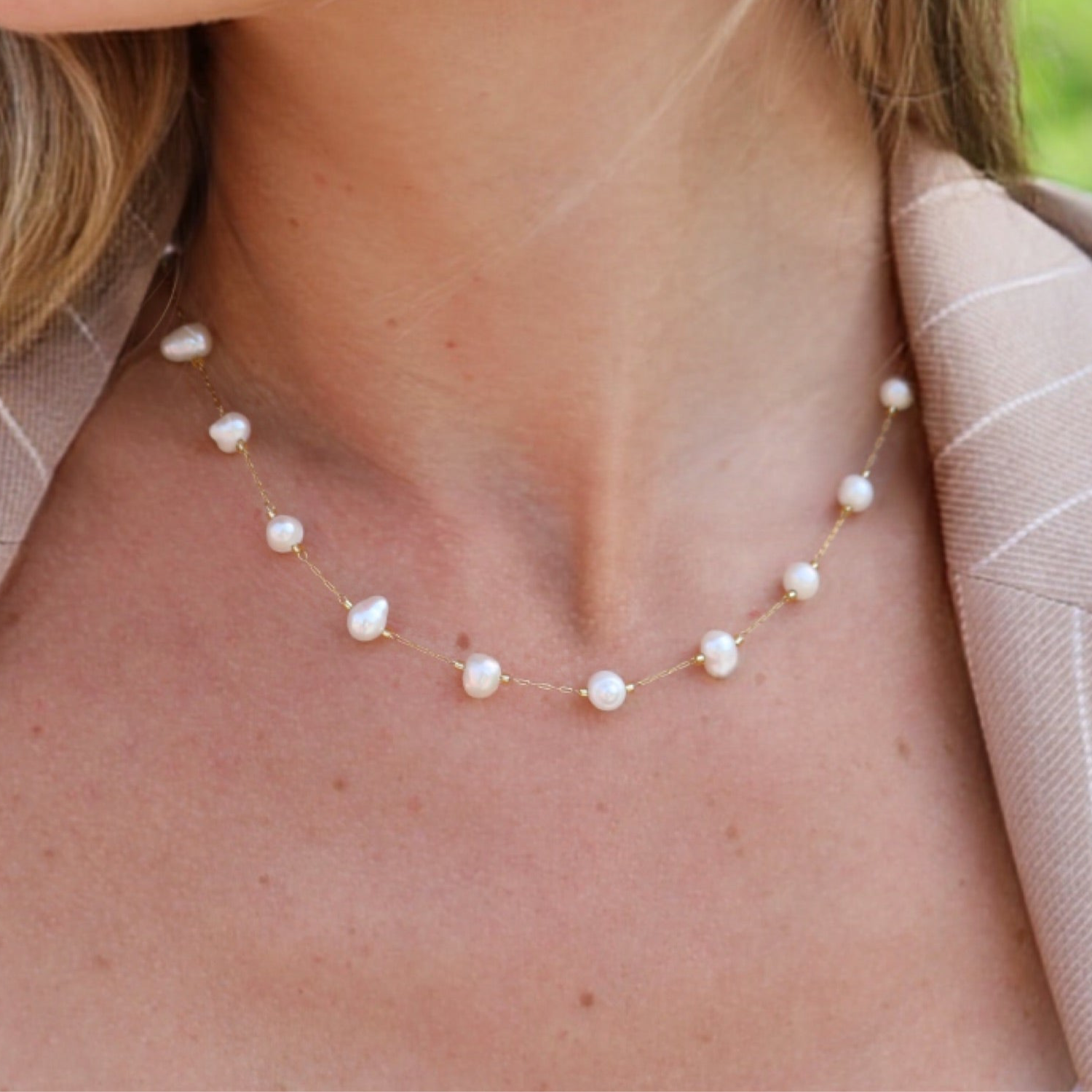 Collana GALIA in acciaio inox con perle d’acqua dolce autentiche Galia Jewels indossata su modella