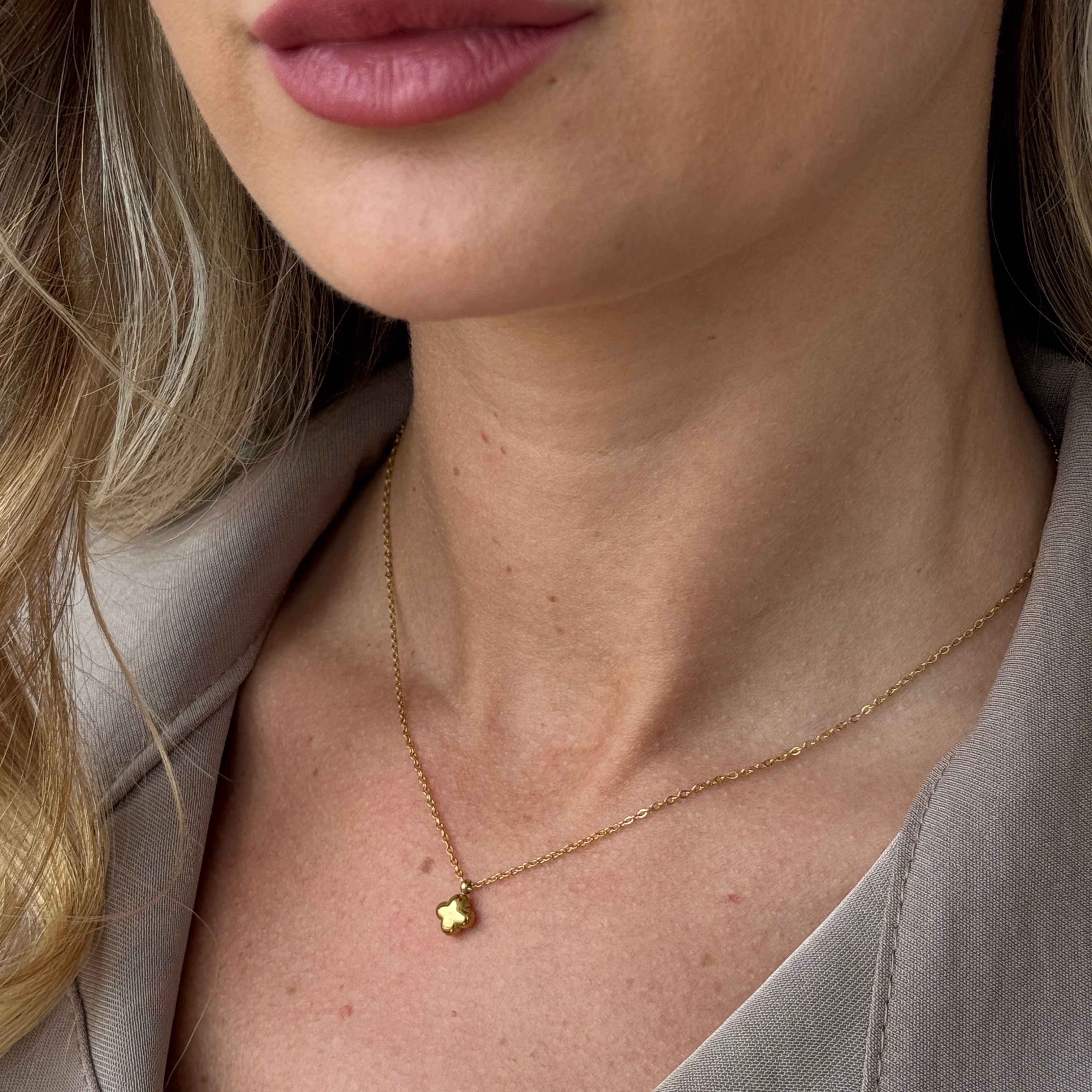 Completo collana e orecchini Quadrifoglio in acciaio inox Galia Jewels indossato su modella
