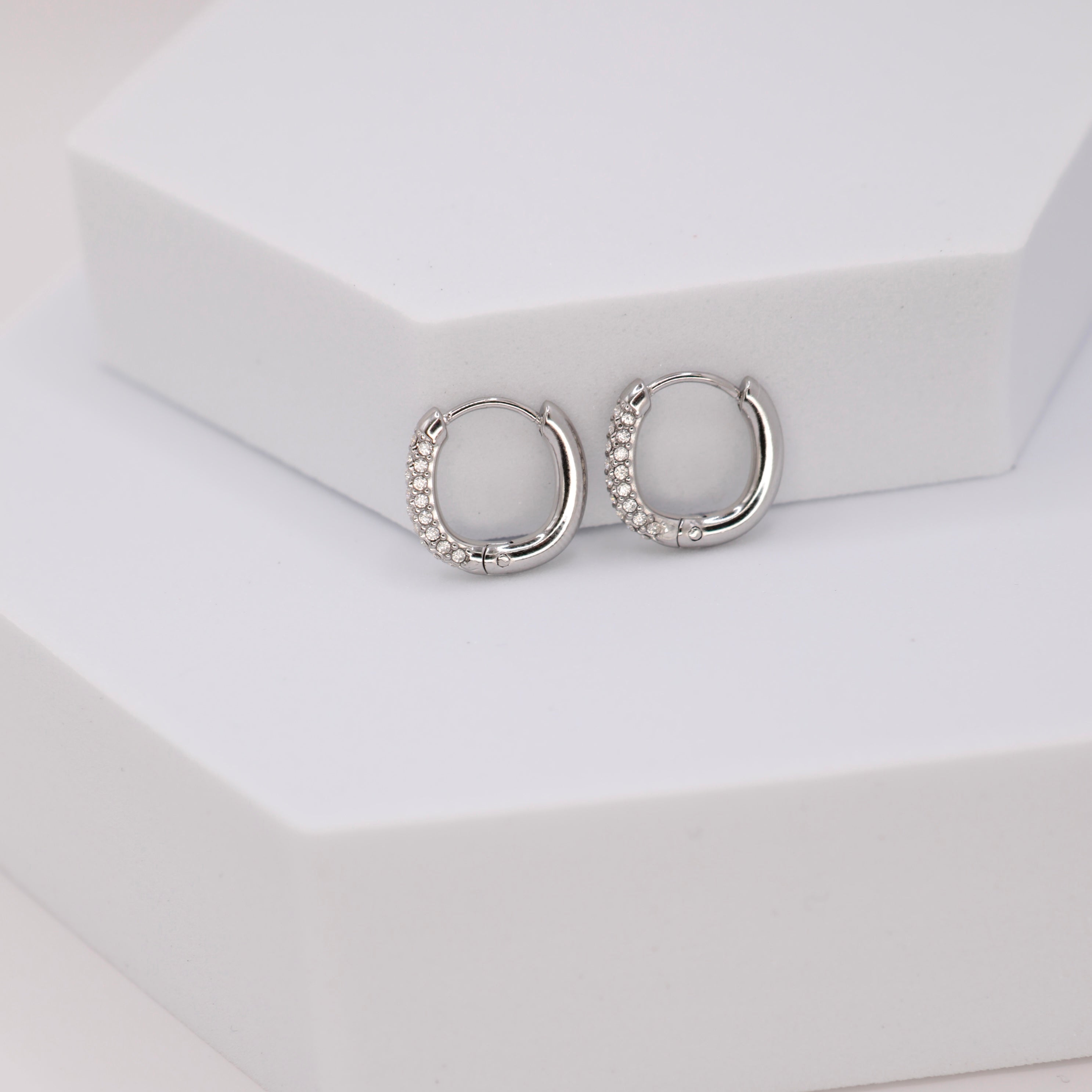 Orecchini Basic in acciaio inox Galia Jewels dal design minimal indossati su orecchio