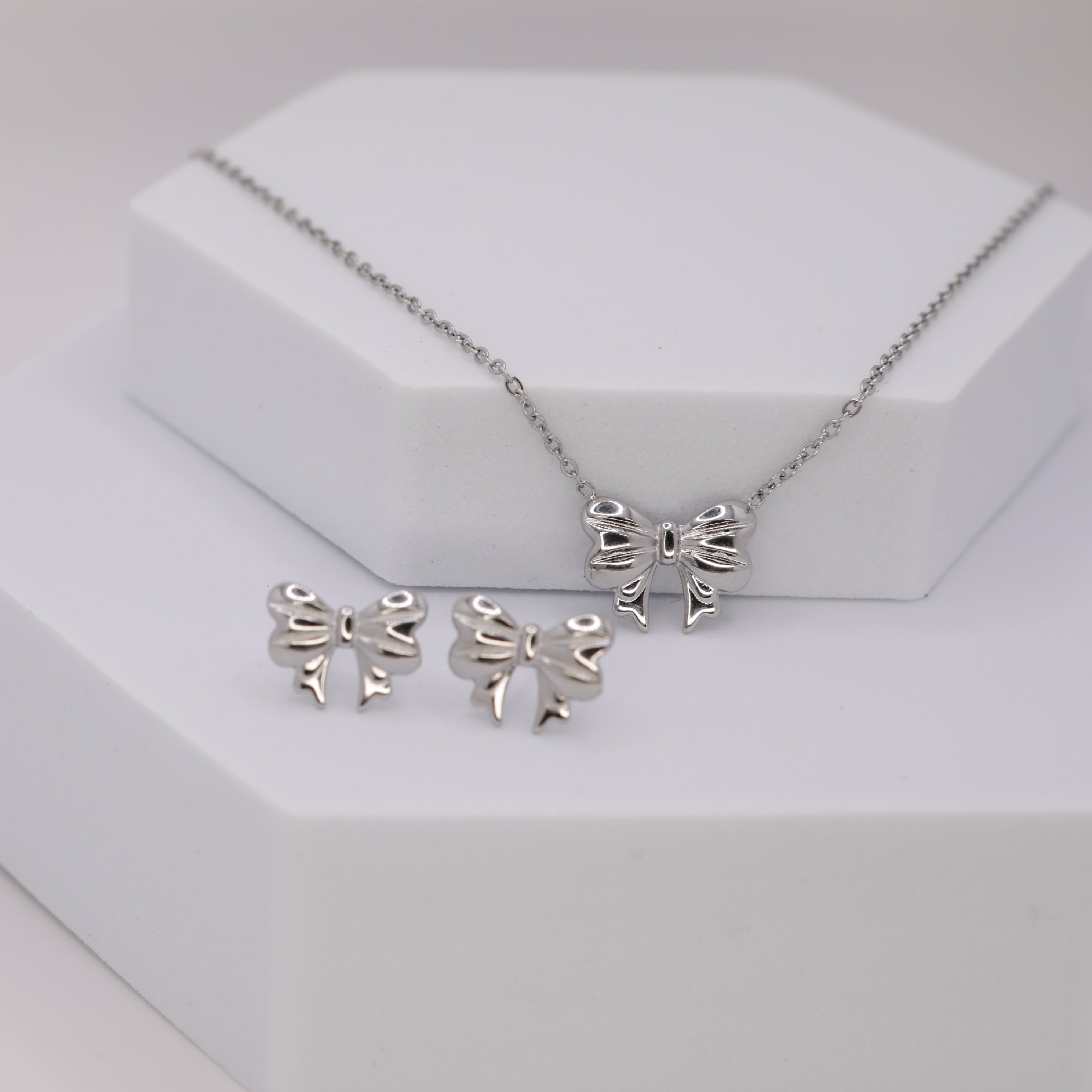 Completo collana e orecchini Fiocco in acciaio inox Galia Jewels indossato su modella