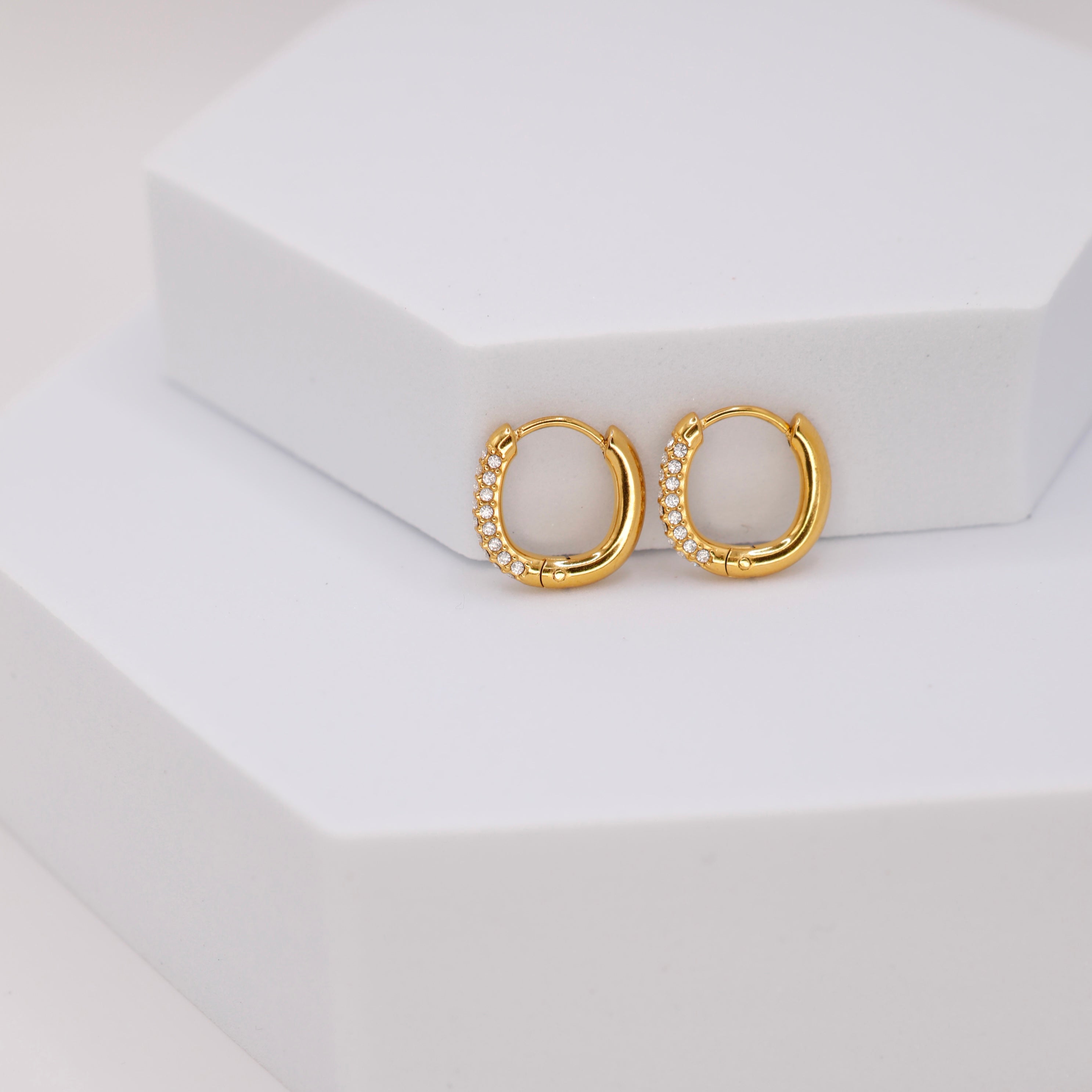 Orecchini Basic in acciaio inox Galia Jewels dal design minimal indossati su orecchio