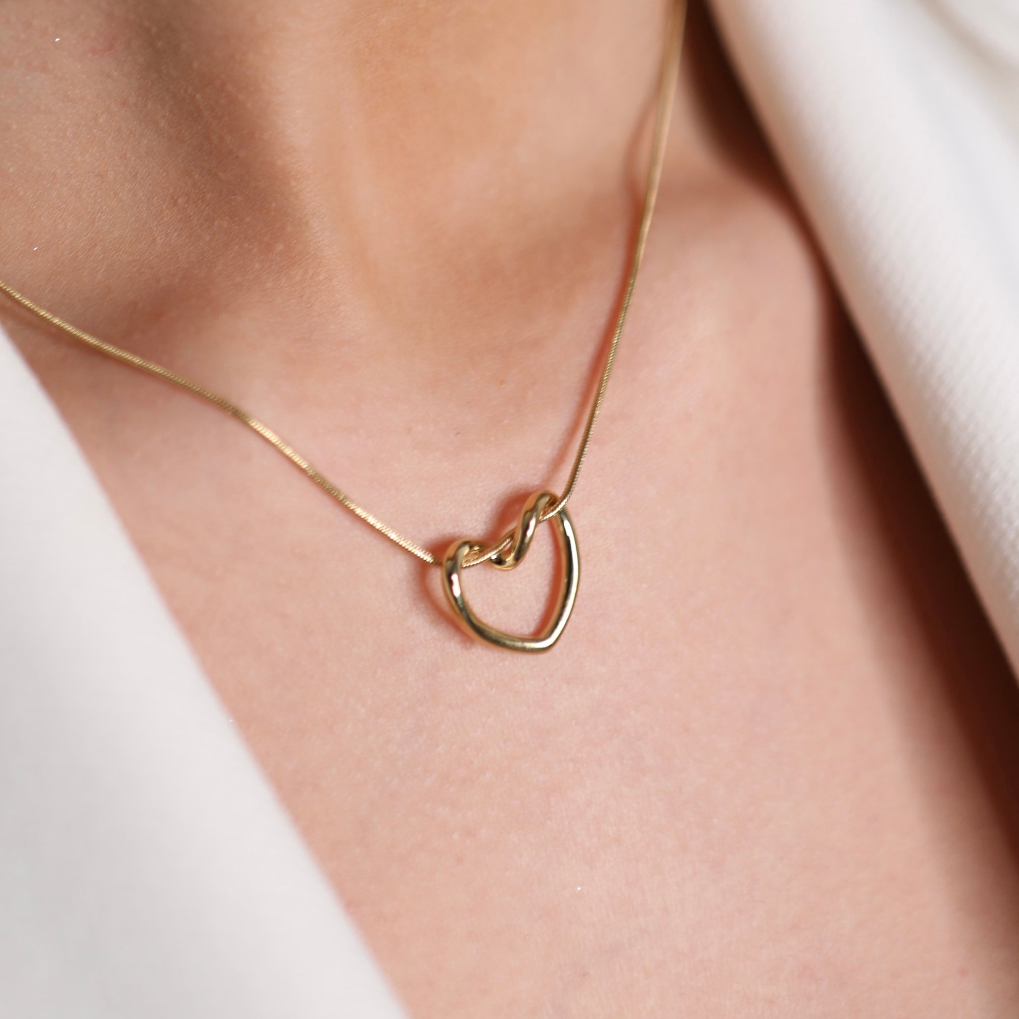 Collana Cuore in acciaio inox Galia Jewels con pendente a cuore indossata su modella