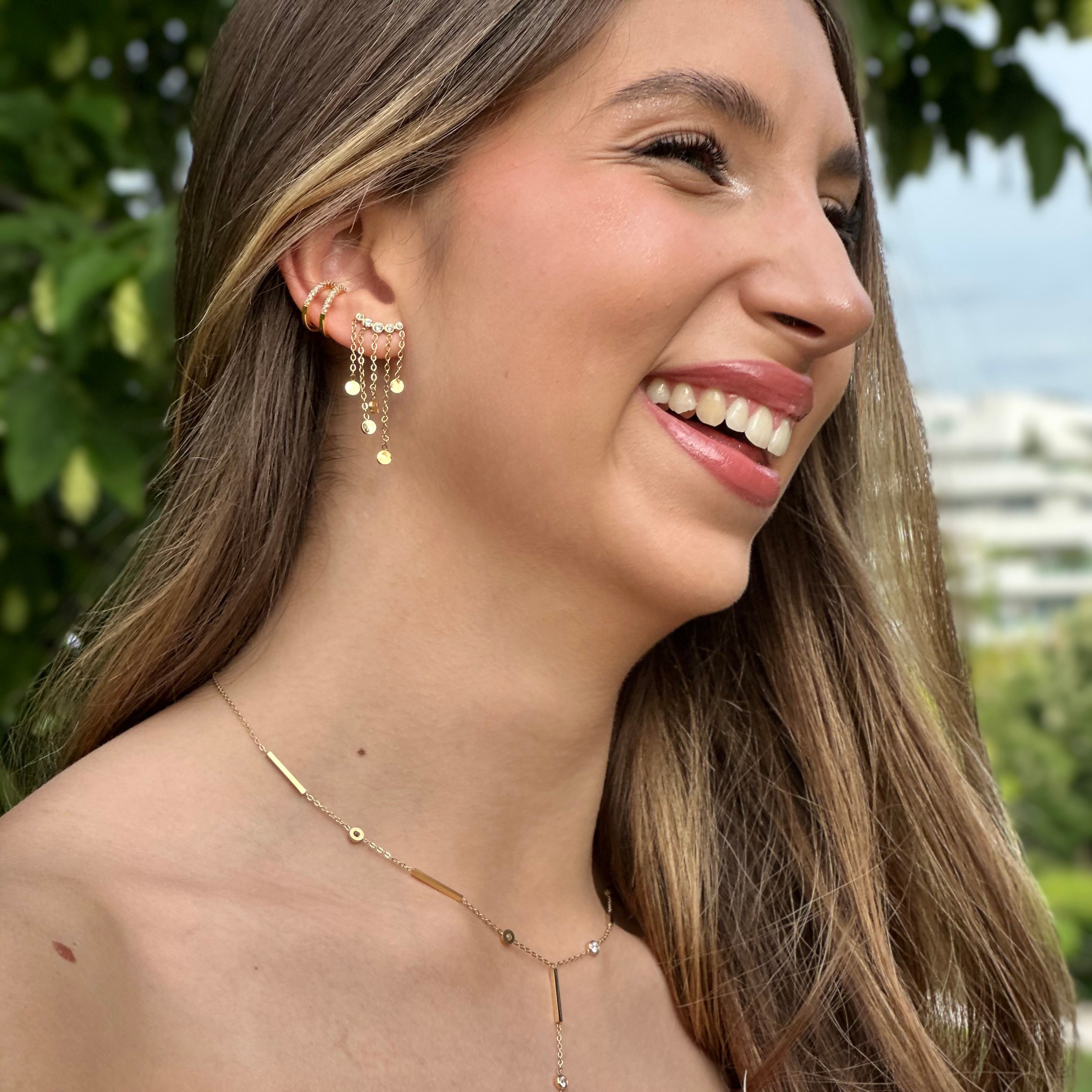 Orecchini Venere in acciaio inox Galia Jewels con catenelle pendenti indossati su modella