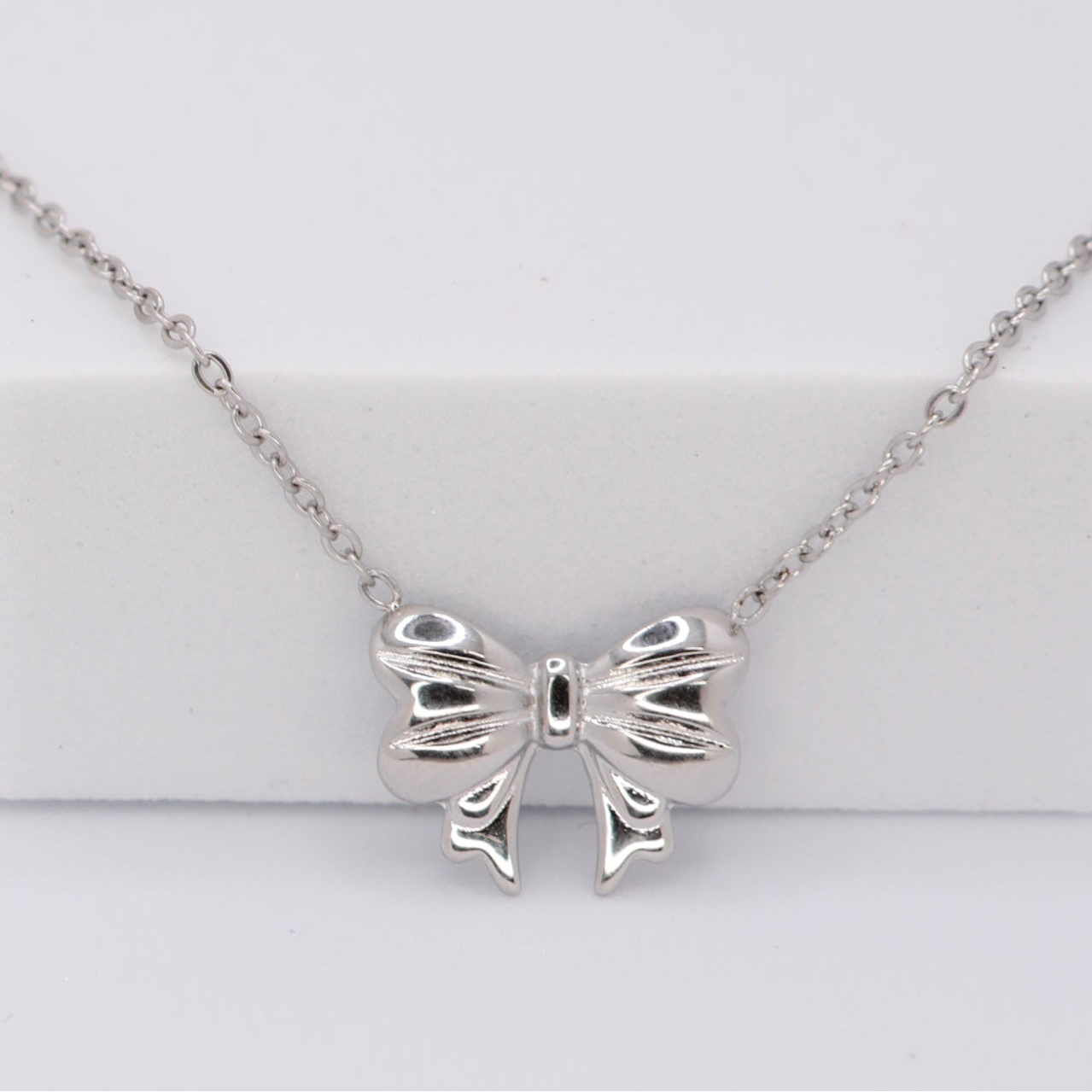 Collana Fiocco in acciaio inox Galia Jewels con pendente fiocco indossata su modella