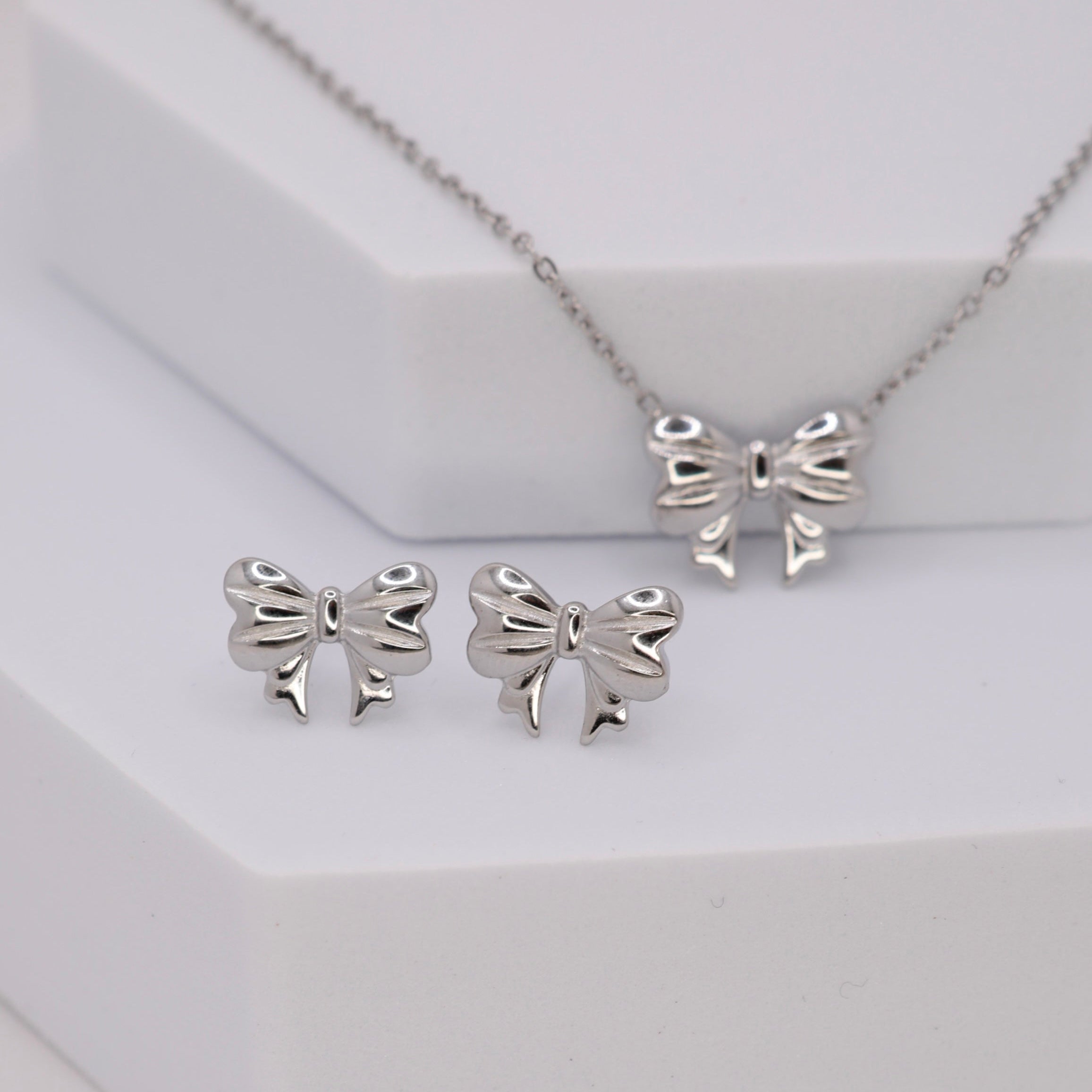 Completo collana e orecchini Fiocco in acciaio inox Galia Jewels indossato su modella