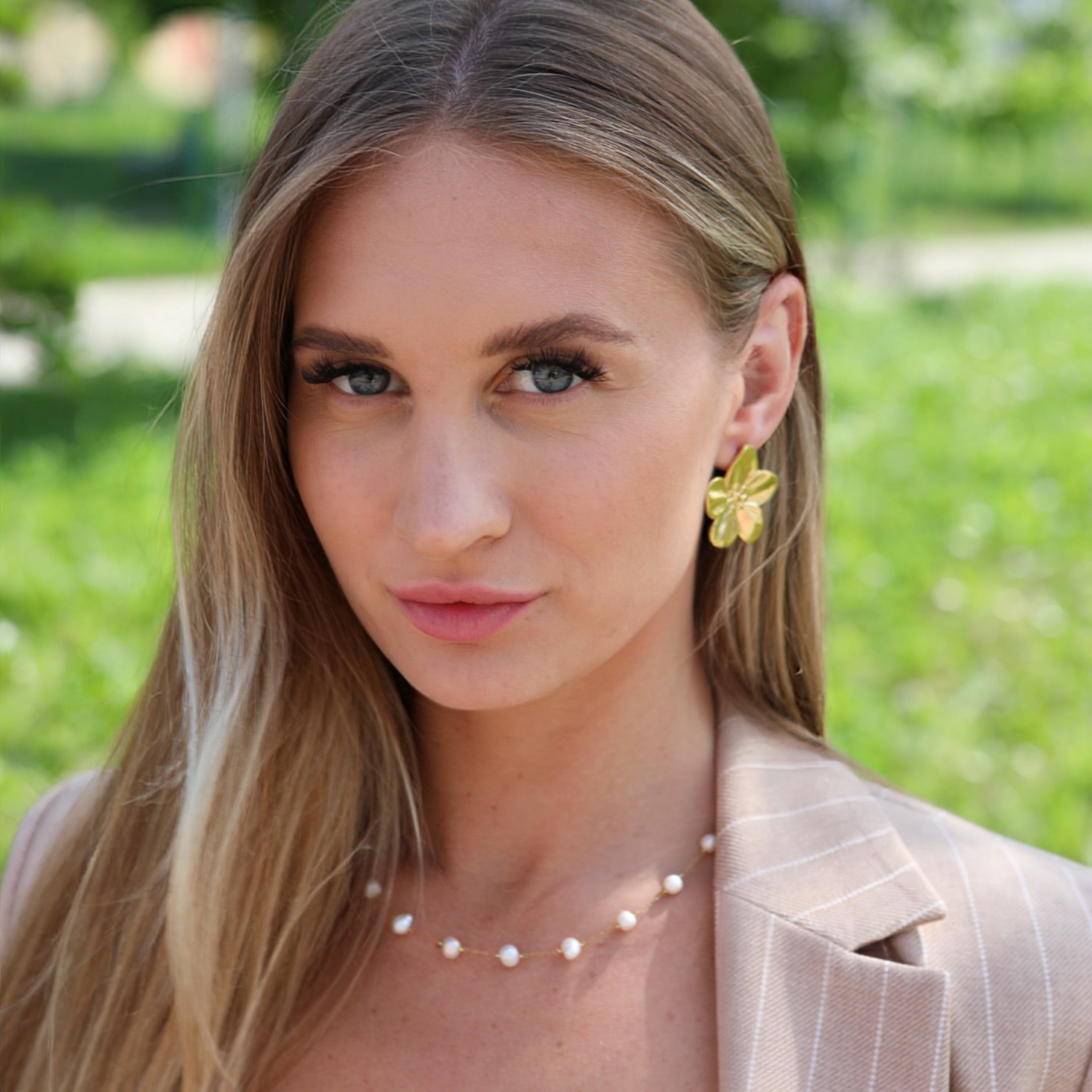 Collana GALIA in acciaio inox con perle d’acqua dolce autentiche Galia Jewels indossata su modella