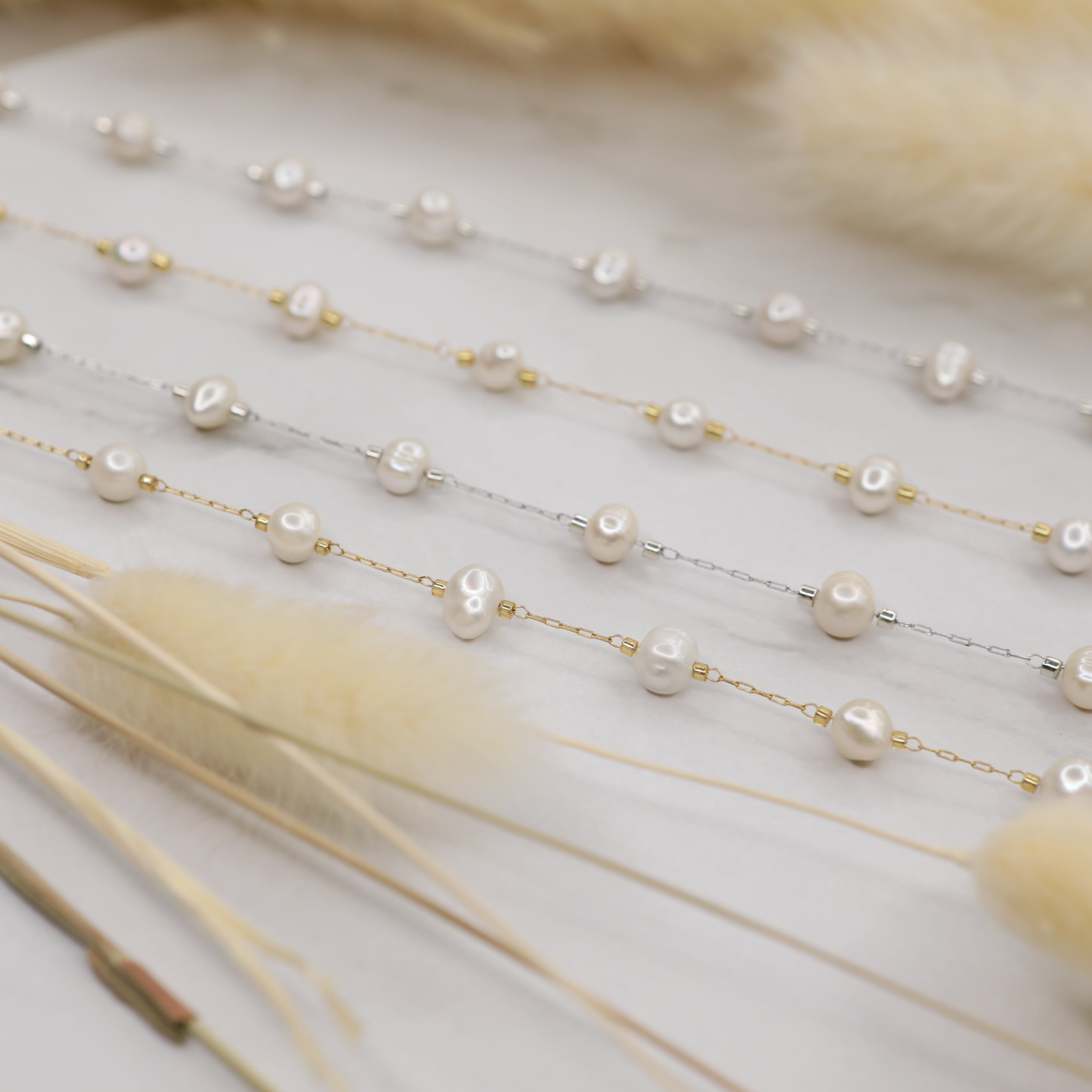 Collana GALIA in acciaio inox con perle d’acqua dolce autentiche Galia Jewels indossata su modella